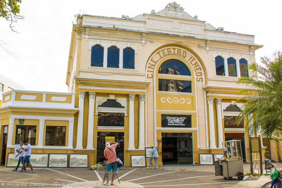 Imagem da fachada do Cine Teatro de Ilhéus.